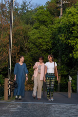 友人たちと旅をする女性