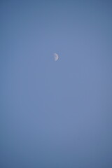 Mond ganz klein am blauen Himmel am Abend