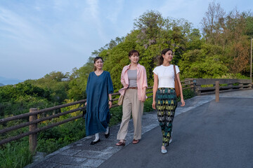 友人たちと旅をする女性