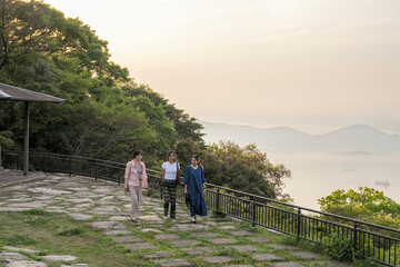 友人たちと旅をする女性
