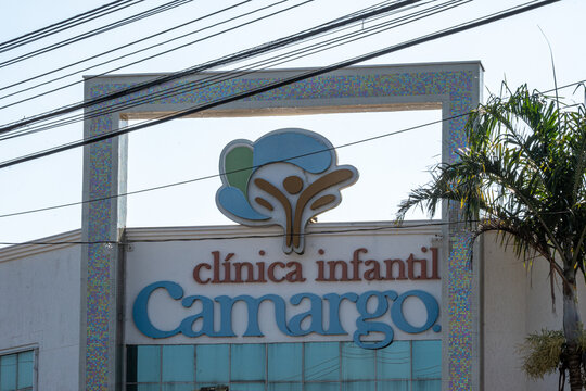 Placa da Cl&iacute;nica Infantil Camargo em Itapetininga, SP, Brasil. Servi&ccedil;os de sa&uacute;de para crian&ccedil;as na cidade.-