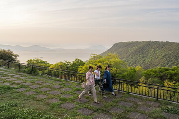 友人たちと旅をする女性