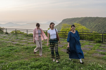 友人たちと旅をする女性