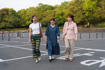 友人たちと旅をする女性