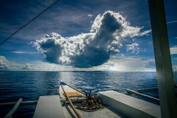 Voiler catamaran sur l'océan aux philippines