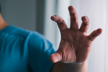 Obraz premium Dynamic hand gesture indoor setting human interaction close-up view expressive concept