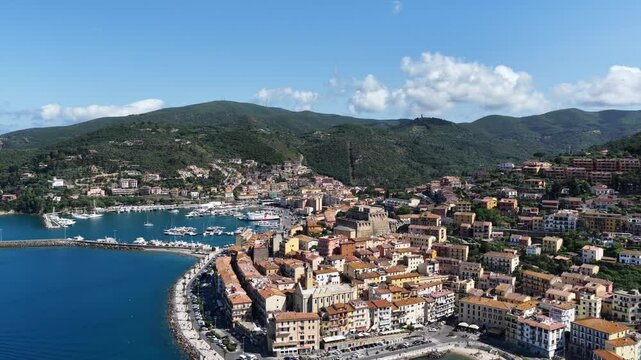 Monte Argentario, il borgo turistico di Porto Santo Stefano. Toscana, Italia.
Vista aerea dell'esclusiva meta turistica della Toscana. Il porto, il lungomare e il borgo. 
