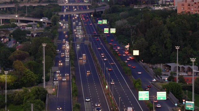 Traffico sul Grande Raccordo anulare di Roma, Italia.
La autostrada di grande scorrimento che circonda la citt&agrave; di Roma.