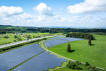 Energiewende - Großer Freiflächen-Solarpark in wunderschöner Voralpenlandschaft, Luftbild.