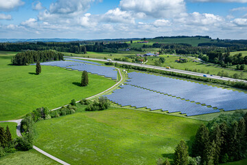 Große Freiflächen-PV Anlage entlang einer Autobahn, Luftbild