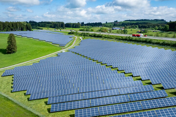 Große Freiflächen-PV Anlage entlang einer Autobahn, Luftbild