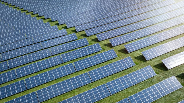 Gro&szlig;e Freifl&auml;chen-PV Anlage , Luftbild von den aufgereihten Solarmodulen.