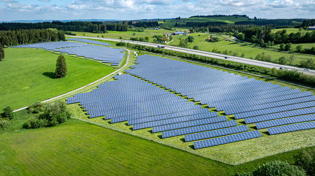 Gro&szlig;e Freifl&auml;chen-PV Anlage entlang einer Autobahn, Luftbild
