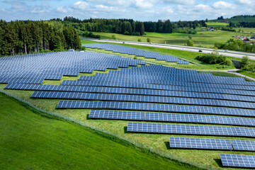 Große Freiflächen-PV Anlage entlang einer Autobahn, Luftbild