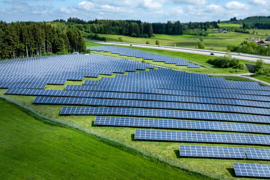 Gro&szlig;e Freifl&auml;chen-PV Anlage entlang einer Autobahn, Luftbild