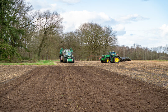 G&uuml;lleausbringung und kurzfristige Einarbeitung mit  Grubber und Nachlaufwalze in den Boden, um Geruchsimmisionen und N&auml;hrstoffverluste zu vermeiden. .Praxisfoto aus der Landwirtschaft.