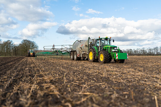 G&uuml;lleausbringung und kurzfristige Einarbeitung mit  Grubber und Nachlaufwalze in den Boden, um Geruchsimmisionen und N&auml;hrstoffverluste zu vermeiden. .Praxisfoto aus der Landwirtschaft.