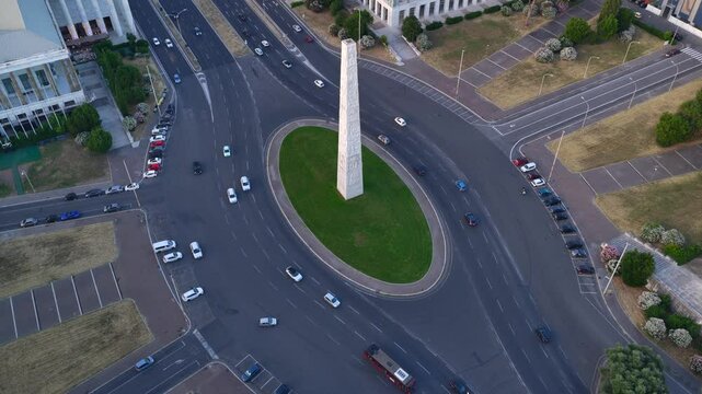 Via Cristoforo Colombo nel moderno quartire Eur di Roma. Italia. 
Vista aerea verticale della strada a 10 corsie che attraversa i moderni palazzi del quartiere mussoliniano a Roma Eur. Italia.