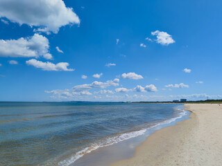 Obraz premium Swinemünde -Polen. Ein Strand, blaue Himmel und weisse Wolken