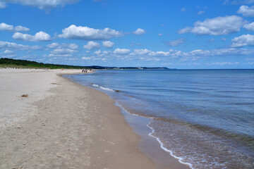  Swinem&uuml;nde -Polen. Ein Strand, blaue Himmel und weisse Wolken