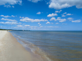 Swinemünde -Polen. Ein Strand, blaue Himmel und weisse Wolken