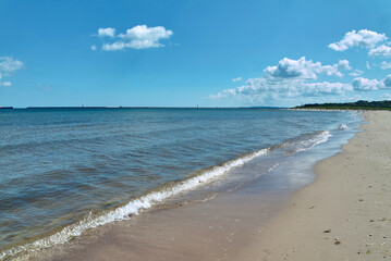 Swinemünde -Polen. Ein Strand, blaue Himmel und weisse Wolken