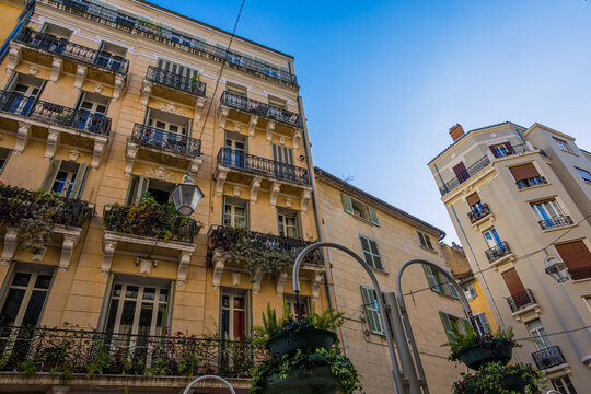 Fototapeta Dans les rues de Toulon ville de la méditerranée en France