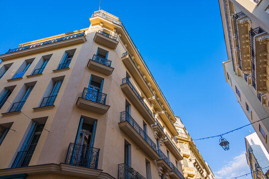 Fototapeta Dans les rues de Toulon ville de la méditerranée en France