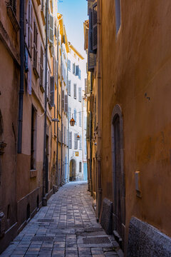 Fototapeta Dans les rues de Toulon ville de la méditerranée en France