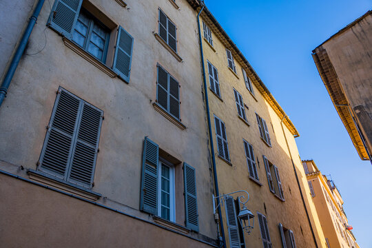 Fototapeta Dans les rues de Toulon ville de la méditerranée en France