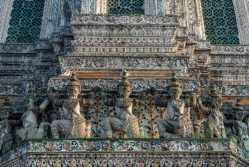 Fototapeta premium Wat Arun Temple Statues