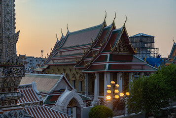 Fototapeta premium Wat Arun Temple - Vihara at Sunset