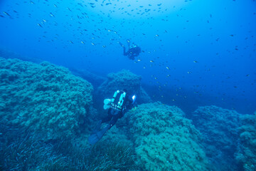 coppia di Sub con rebreather, DPV e bail out nel blu