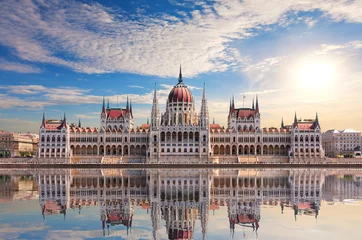 Wandcirkels Boedapest Budapest Parliament main view from the Danube River, famous landmark of Hungary  © AlexAnton