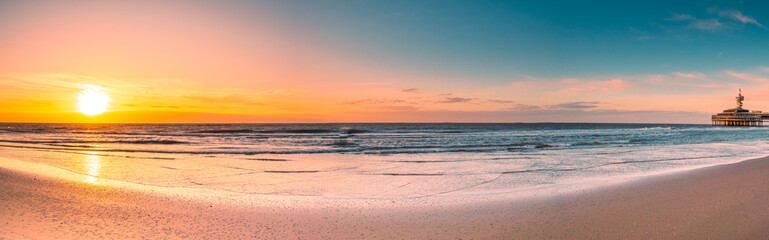 Obraz premium Den Haag, Netherlands, at sunset in spring