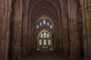  L'abbaye de Fontenay est une abbaye cistercienne située à Marmagne, en Côte-d'Or, en Bourgogne. C'est la plus ancienne abbaye cistercienne, classée monument historique et patrimoine mondial unesco
