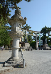 Fototapeta premium 北野天満宮 境内入口の石灯篭と大鳥居 京都市上京区