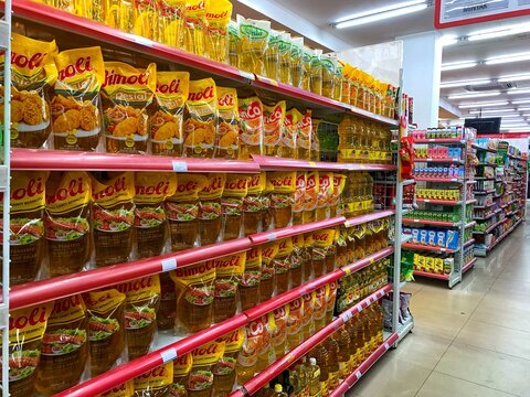 Various types of Bimoli, Sunco, Sania and Tropical cooking oil products are arranged on Alfamidi supermarket shelves ready for sale. Indonesia - Sibolga, June 05, 2025