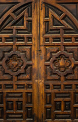 Autentica puerta o porton de madera tallada. Color cafe avejentada. Estilo colonial que da un...