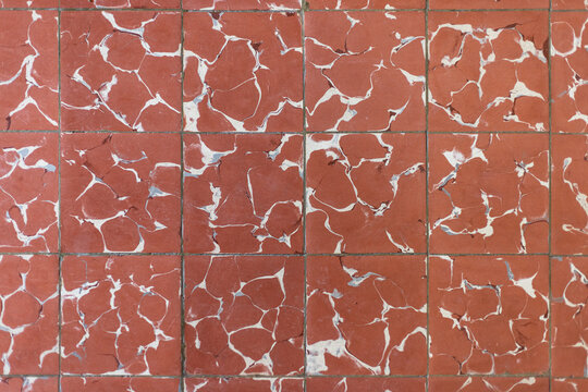Piso cuadriculado colores terracota. Loseta de ceramica desgastada y vieja. Vintage color marron rojizo con blanco. Lechada gris obscuro.