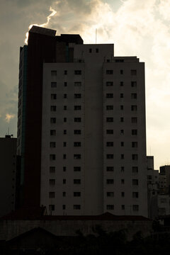 Janelas, varandas, grades, vidra&ccedil;as, paredes, grafites e cores de pr&eacute;dios do centro hist&oacute;rico da cidade de S&atilde;o Paulo. 
