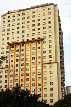 Janelas, varandas, grades, vidra&ccedil;as, paredes, grafites e cores de pr&eacute;dios do centro hist&oacute;rico da cidade de S&atilde;o Paulo. 
