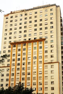 Janelas, varandas, grades, vidra&ccedil;as, paredes, grafites e cores de pr&eacute;dios do centro hist&oacute;rico da cidade de S&atilde;o Paulo. 