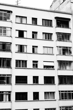 Janelas, varandas, grades, vidra&ccedil;as, paredes, grafites e cores de pr&eacute;dios do centro hist&oacute;rico da cidade de S&atilde;o Paulo. 