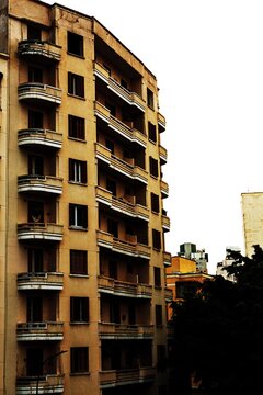 Janelas, varandas, grades, vidra&ccedil;as, paredes, grafites e cores de pr&eacute;dios do centro hist&oacute;rico da cidade de S&atilde;o Paulo. 