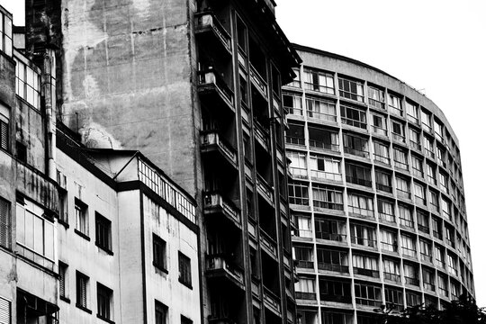 Janelas, varandas, grades, vidra&ccedil;as, paredes, grafites e cores de pr&eacute;dios do centro hist&oacute;rico da cidade de S&atilde;o Paulo. 