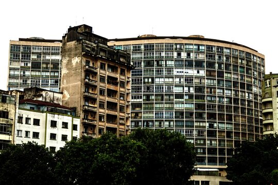 Janelas, varandas, grades, vidra&ccedil;as, paredes, grafites e cores de pr&eacute;dios do centro hist&oacute;rico da cidade de S&atilde;o Paulo. 