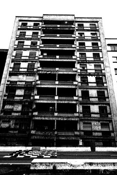Janelas, varandas, grades, vidra&ccedil;as, paredes, grafites e cores de pr&eacute;dios do centro hist&oacute;rico da cidade de S&atilde;o Paulo. 