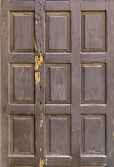 Autentica puerta o porton de madera cafe avejentada. Estilo rustico que da un ambiente calido vintage. superficie desgastada por el paso del tiempo.