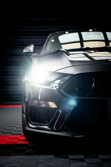 automovil superdeportivo con faros led encendidos